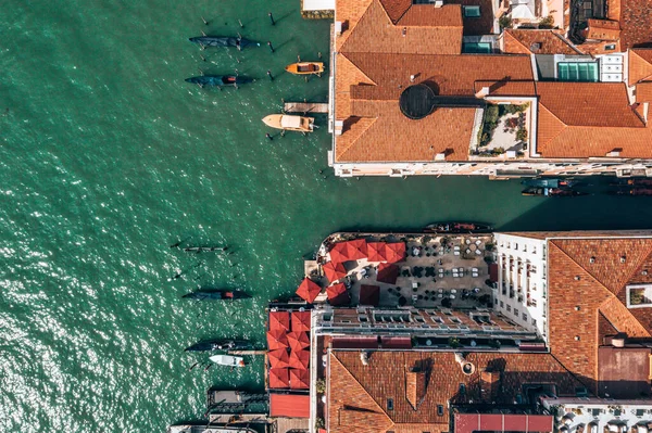Bovenaanzicht van afgemeerde lege Venetiaanse gondels — Stockfoto