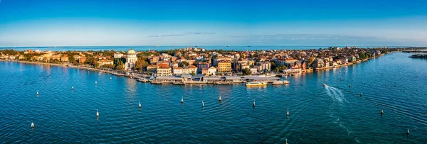 Uitzicht vanuit de lucht op het eiland Lido de Venezia in Venetië, Italië. — Stockfoto