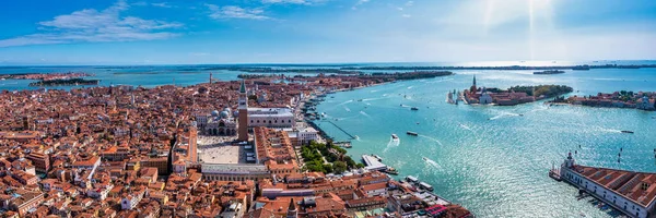 Luftaufnahme von Venedig in der Nähe des Markusplatzes — Stockfoto