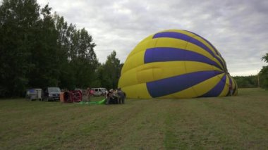 Sıcak hava balonu uçuştan önce alevlerle dolu..