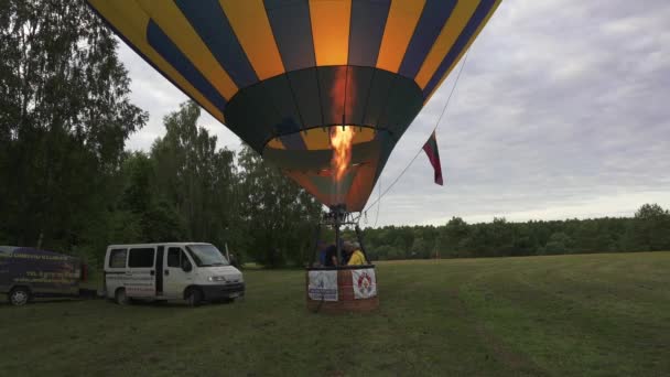 Ein Heißluftballon, der vor dem Flug mit Flammen gefüllt wird. — Stockvideo