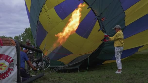 Una mongolfiera essendo aria calda riempita di fiamme prima del volo. — Video Stock