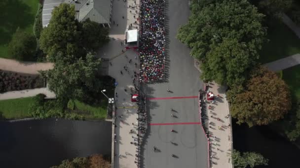 Вид с воздуха на людей, участвующих в Международном марафоне. — стоковое видео