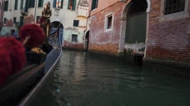 Venedik, İtalya 'da geleneksel gondollar