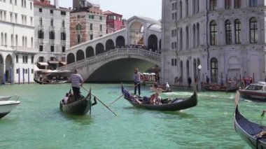 Venedik, İtalya 'da geleneksel gondollar