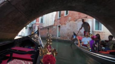 Venedik, İtalya 'da geleneksel gondollar