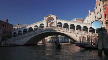 Venedik, İtalya 'da geleneksel gondollar