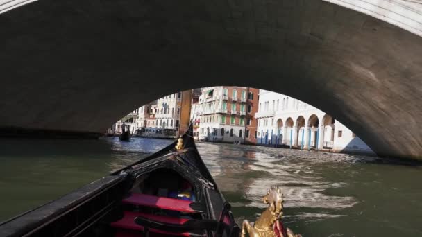 Gondoles traditionnelles sur le canal étroit à Venise, Italie — Video