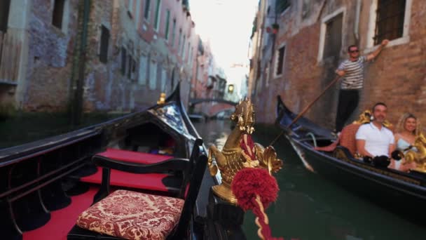 Gôndolas tradicionais em canal estreito em Veneza, Itália — Vídeo de Stock