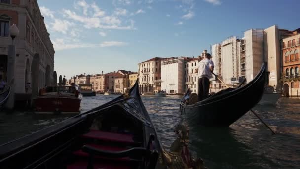 Традиционные гондолы на узком канале в Венеции, Италия — стоковое видео