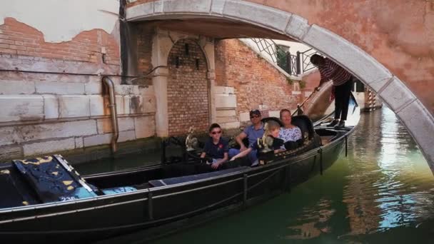 Традиционные гондолы на узком канале в Венеции, Италия — стоковое видео