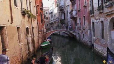 Venedik, İtalya 'da geleneksel gondollar