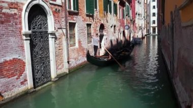 Venedik, İtalya 'da geleneksel gondollar