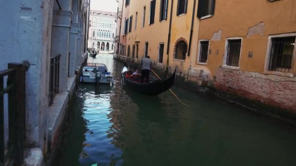 Góndolas tradicionales en canal estrecho en Venecia, Italia — Vídeo de stock
