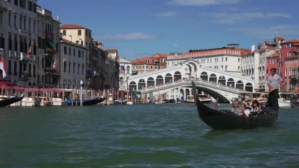 Tradycyjne gondole na wąskim kanale w Wenecji, Włochy — Wideo stockowe