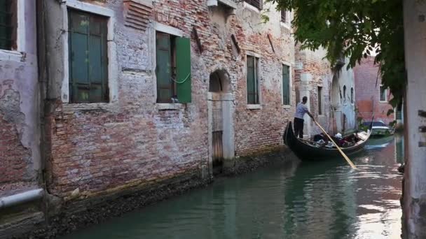 Traditional gondolas on narrow canal in Venice, Italy — Stock Video