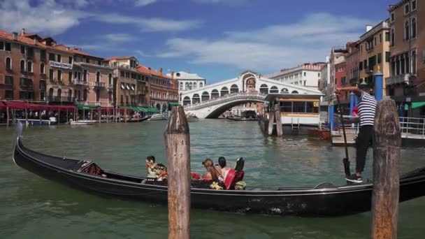 Traditionelle Gondeln auf schmalen Kanal in Venedig, Italien — Stockvideo