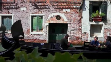 Venedik, İtalya 'da geleneksel gondollar