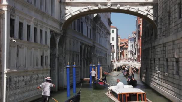 Traditionelle Gondeln auf schmalen Kanal in Venedig, Italien — Stockvideo
