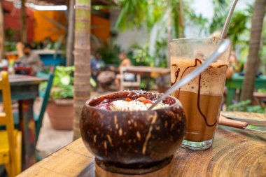 Kahve masasında servis edilen bir bardak taze meyve salatası.