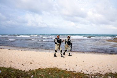 Coronavirus salgını sırasında Meksika ordusu plajda devriye geziyor.