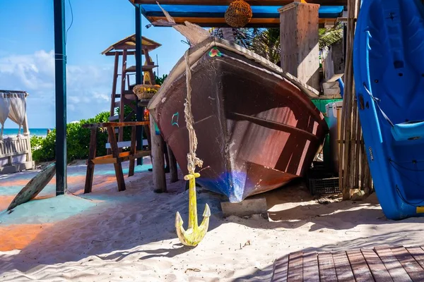 Kajak a loď s kotvou na písku v krásném letovisku — Stock fotografie