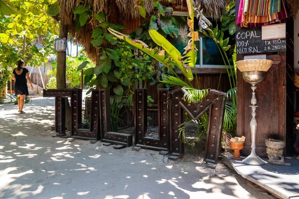 Woman walking on street with tulum sign in front of the store — Stock Photo, Image