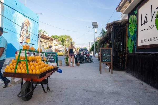 Mango fruit cart with pedestrians at roadside restaurant with signboards — Stock Photo, Image