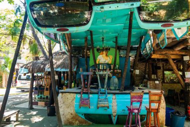 Tavan ve tezgah olarak eski model arabalarla yapılmış bir restoran.