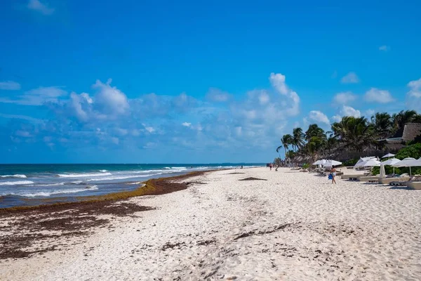 Malerischer Blick auf das Meer mit Touristen im schönen Badeort — Stockfoto