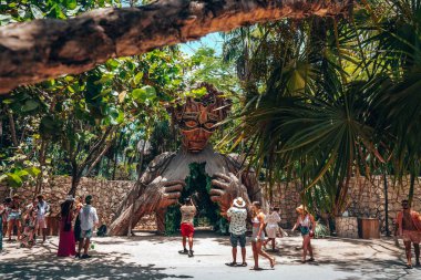 Ahau tatil köyünde Ven La luz heykelinin önünde fotoğraf çeken turistler