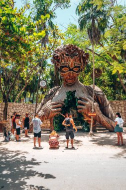 Ahau tatil köyünde Ven La luz heykelinin önünde fotoğraf çeken turistler