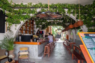 Tulum 'da eski tarz güzel bir kafe veya restoran.