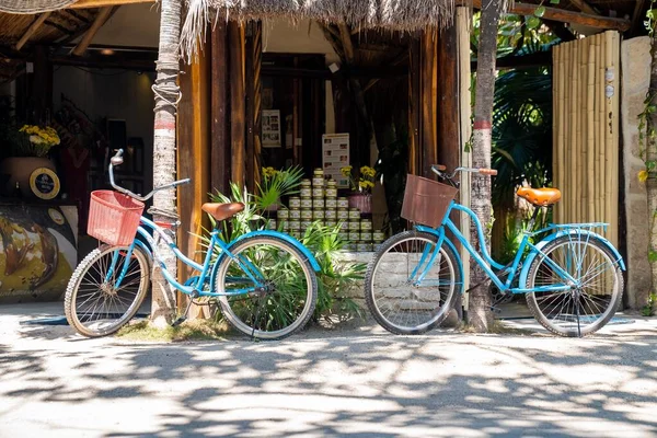 Dwa rowery zaparkowane przy przydrożnym sklepiku z stosem słoików — Zdjęcie stockowe