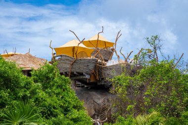 Bulutlu gökyüzüne karşı çatısı olan çevre dostu restoranlar