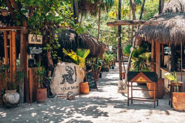 Mur Mur Restoranı 'na giriş ve isim levhaları