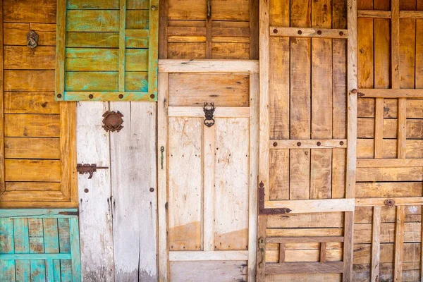 Collection de portes en bois de style ancien avec loquet rouillé et boutons — Photo