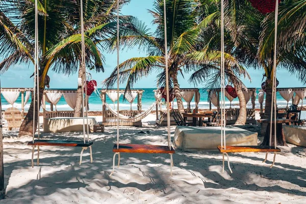 Asientos oscilantes de madera en hermoso resort de playa con dosel en México —  Fotos de Stock