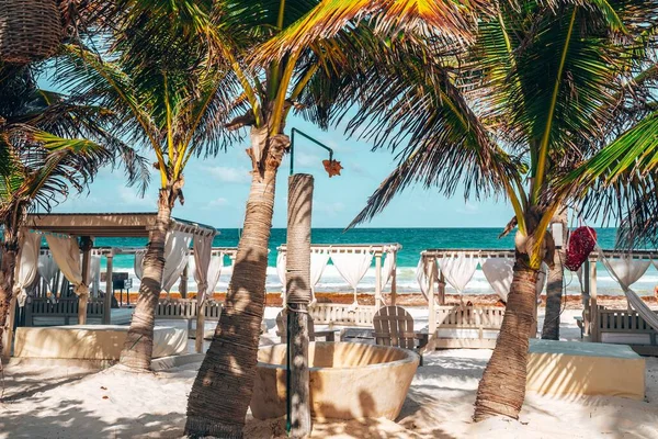 Ducha de playa con toldos de lujo frente al mar en el resort mexicano —  Fotos de Stock