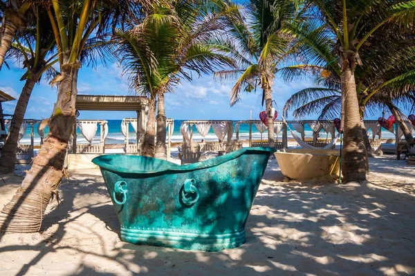 ハート型のアートワークとハンモック付きのビーチリゾートでレトロスタイルの金属浴浴槽 — ストック写真