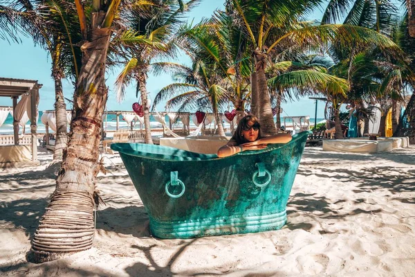 Mulher relaxante no estilo vintage banheira de metal no resort de praia — Fotografia de Stock