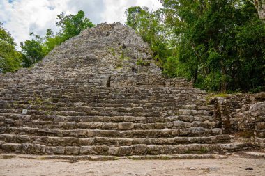 Nohoch Mul Piramidi, Maya şehri Coba 'nın antik kalıntılarında.