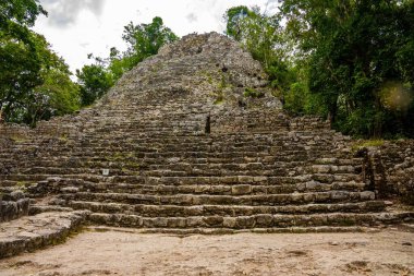Nohoch Mul Piramidi, Maya şehri Coba 'nın antik kalıntılarında.