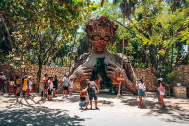 Ahau tatil köyünde Ven La luz heykelinin önünde fotoğraf çeken turistler