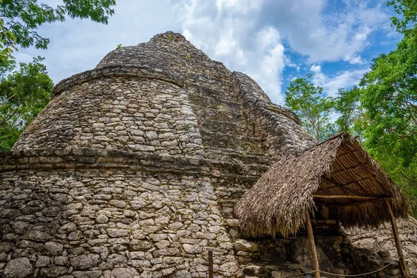 Nohoch Mul Pyramid and temple with straw roof in the Maya ruins of Coba — Stock Photo, Image