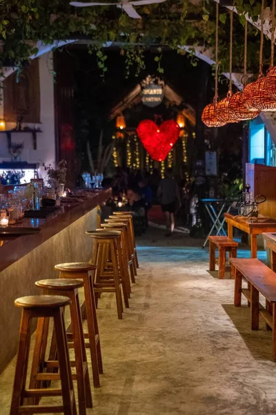 Restaurante decorado iluminado com local e balcão de bar à noite — Fotografia de Stock