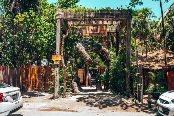 Wooden framed entrance of the Vagalume beach restaurant and club — Stock Photo, Image