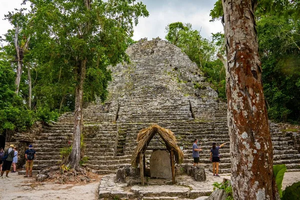 Nohoch Mul Pyramid and temple with stone steps in the Maya ruins of Coba — Stock Photo, Image