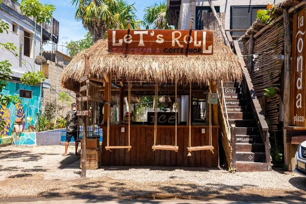 Lokale coffeeshop met hangende schommel als zitplaats — Stockfoto