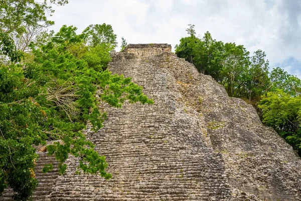 Nohoch Mul Pyramid at the ancient ruins of the Mayan city Coba — Stock Photo, Image